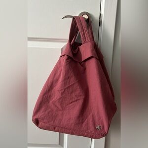 Lululemon Cherry Tint On my Level Bag 19L